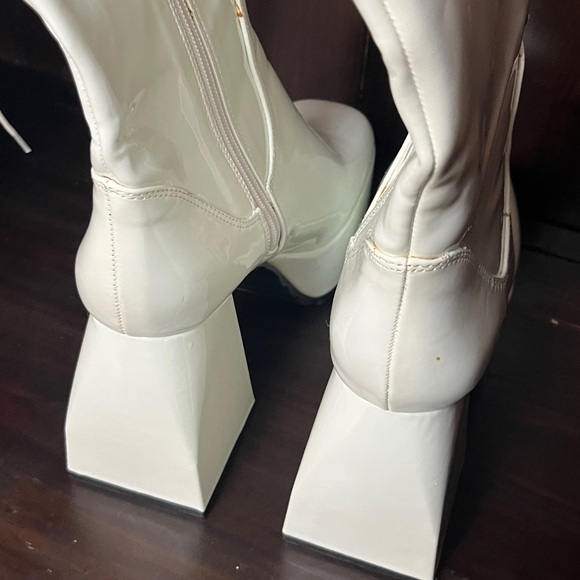 Sugar Thrillz Heart Walk Over You Platform Boots White - Picture 6 of 12